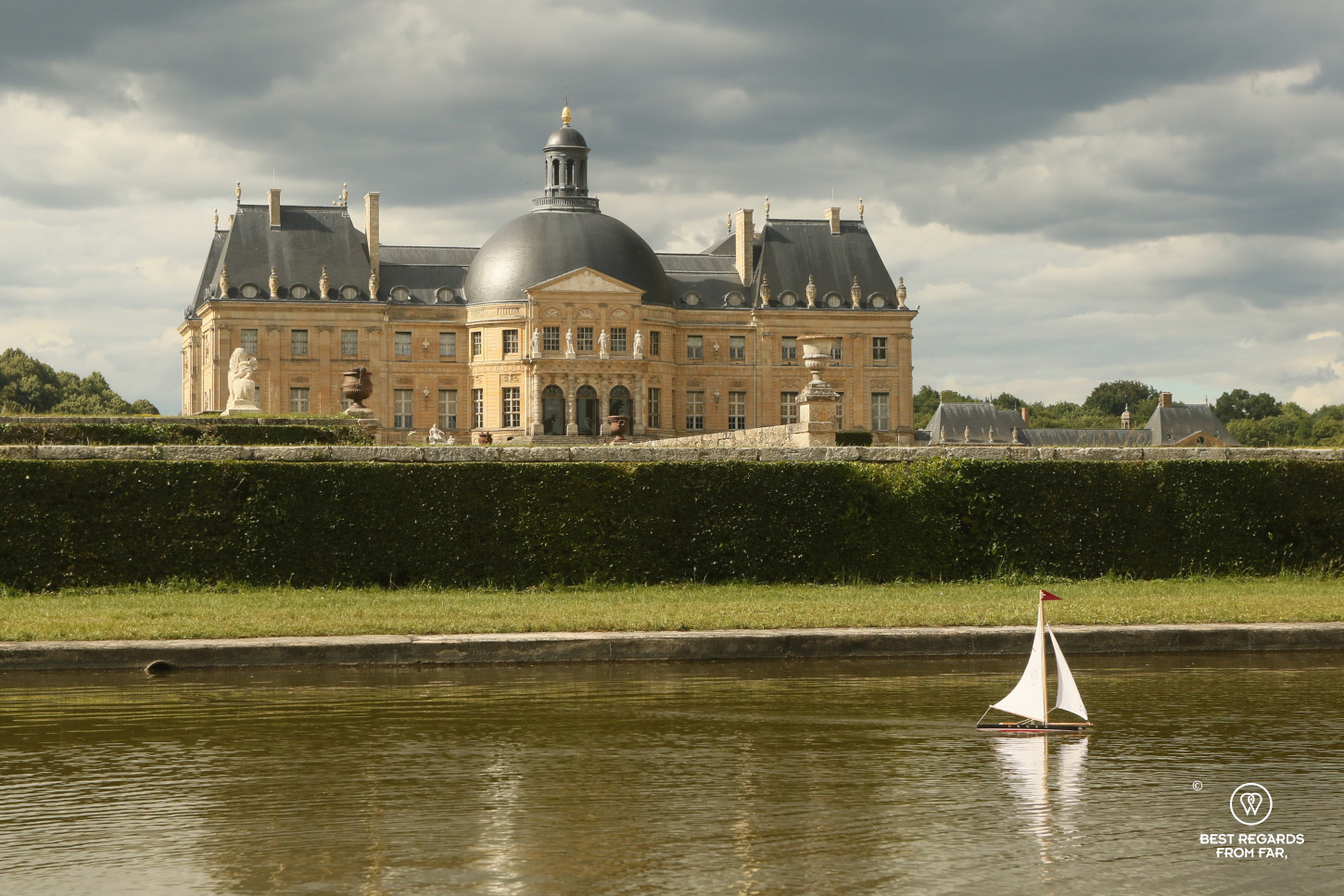 Castle of Vaux-le-Vicomte and its water pieces in which a model boat sails.