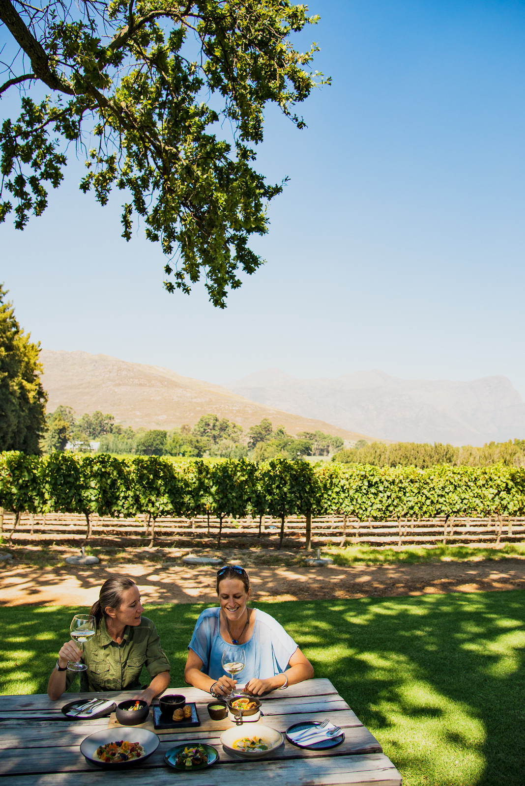 Writer and photographer Claire Lessiau & Marcella van Alphen having lunch in the vineyards at the Chefs' Warehouse Maison in Franschhoek