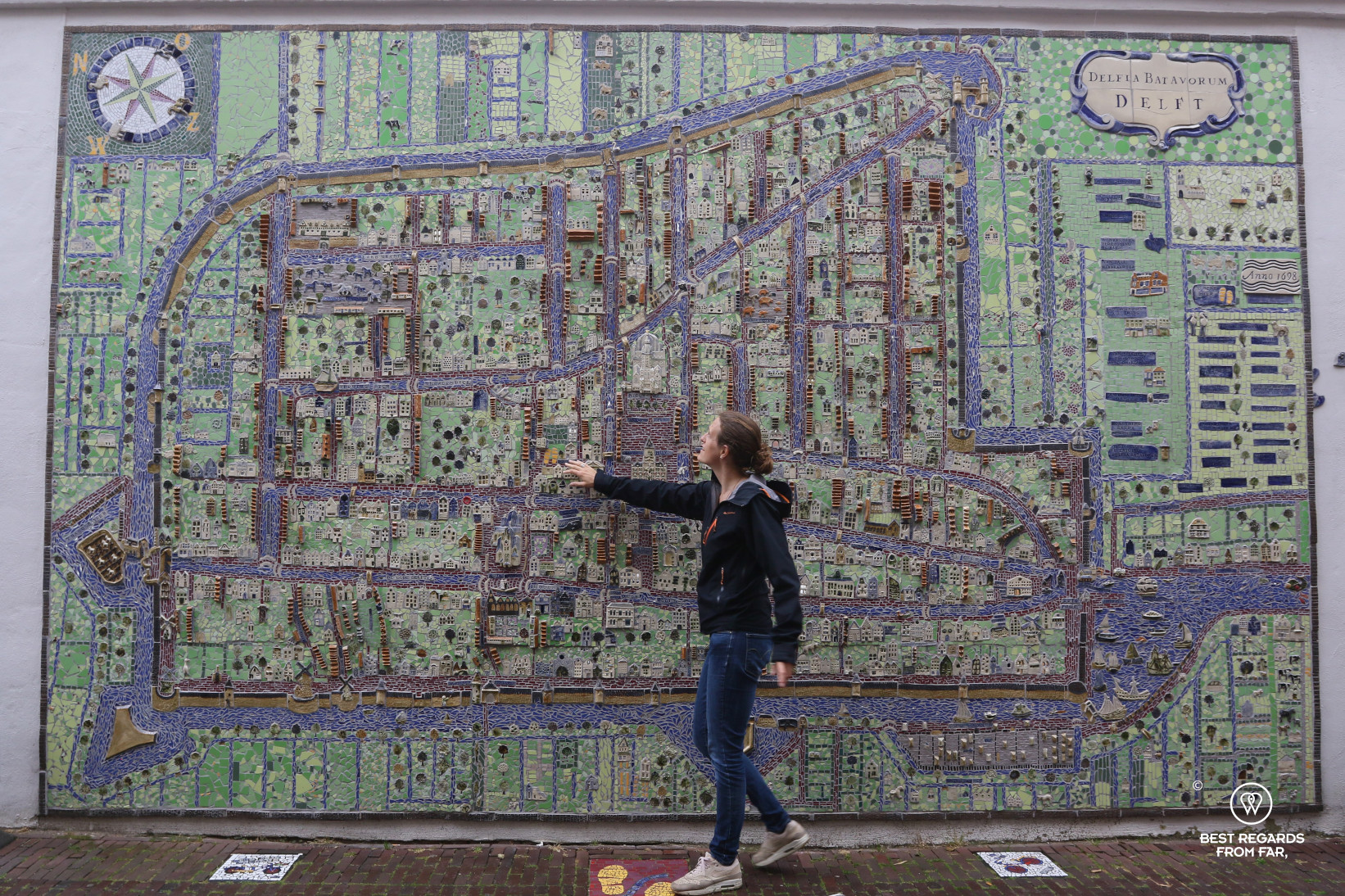 Photographer Marcella van Alphen in front of the Delft ceramic map