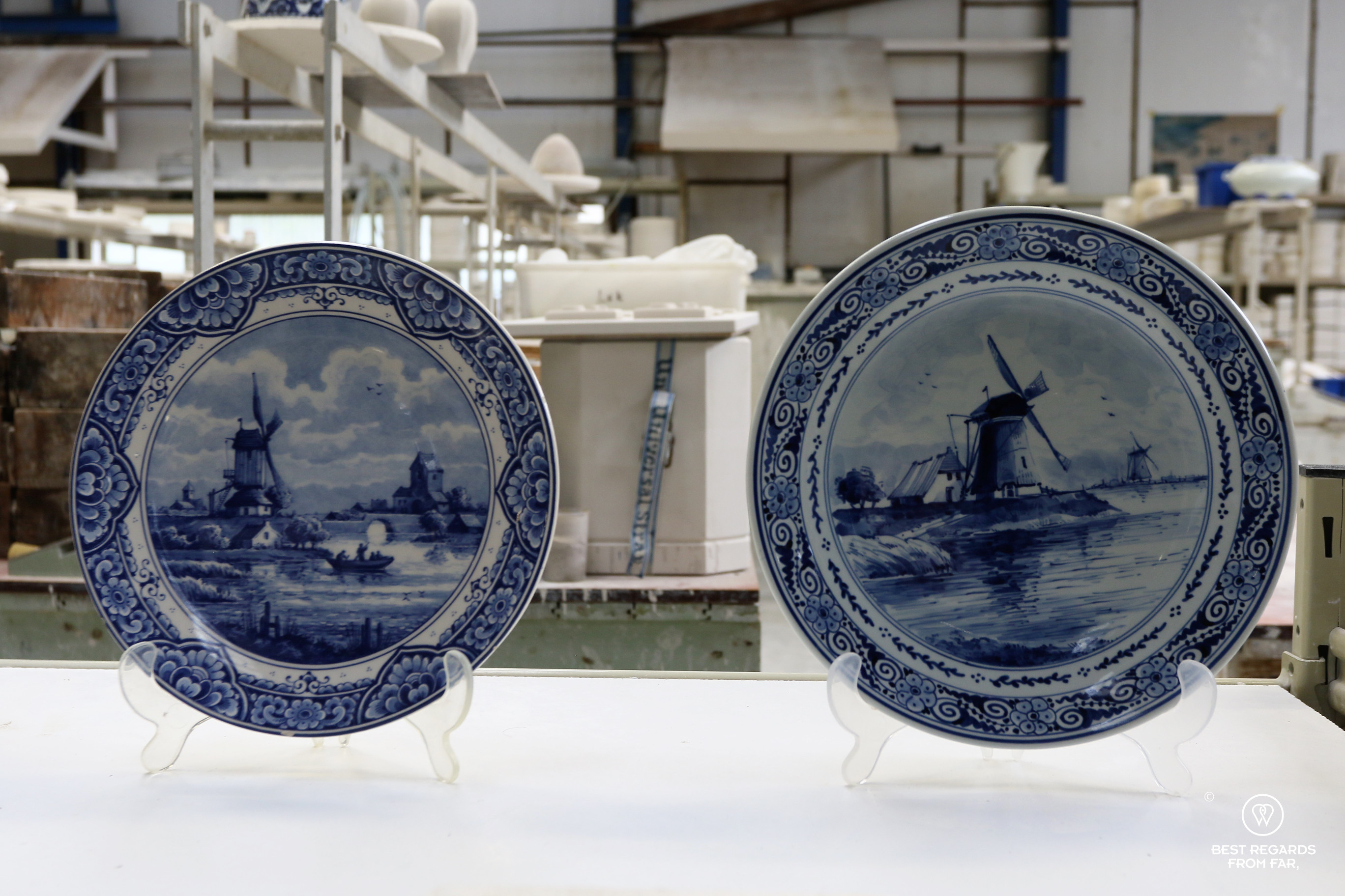 2 plates showing hand-painted vs. transferred motif at the Royal Delft factory
