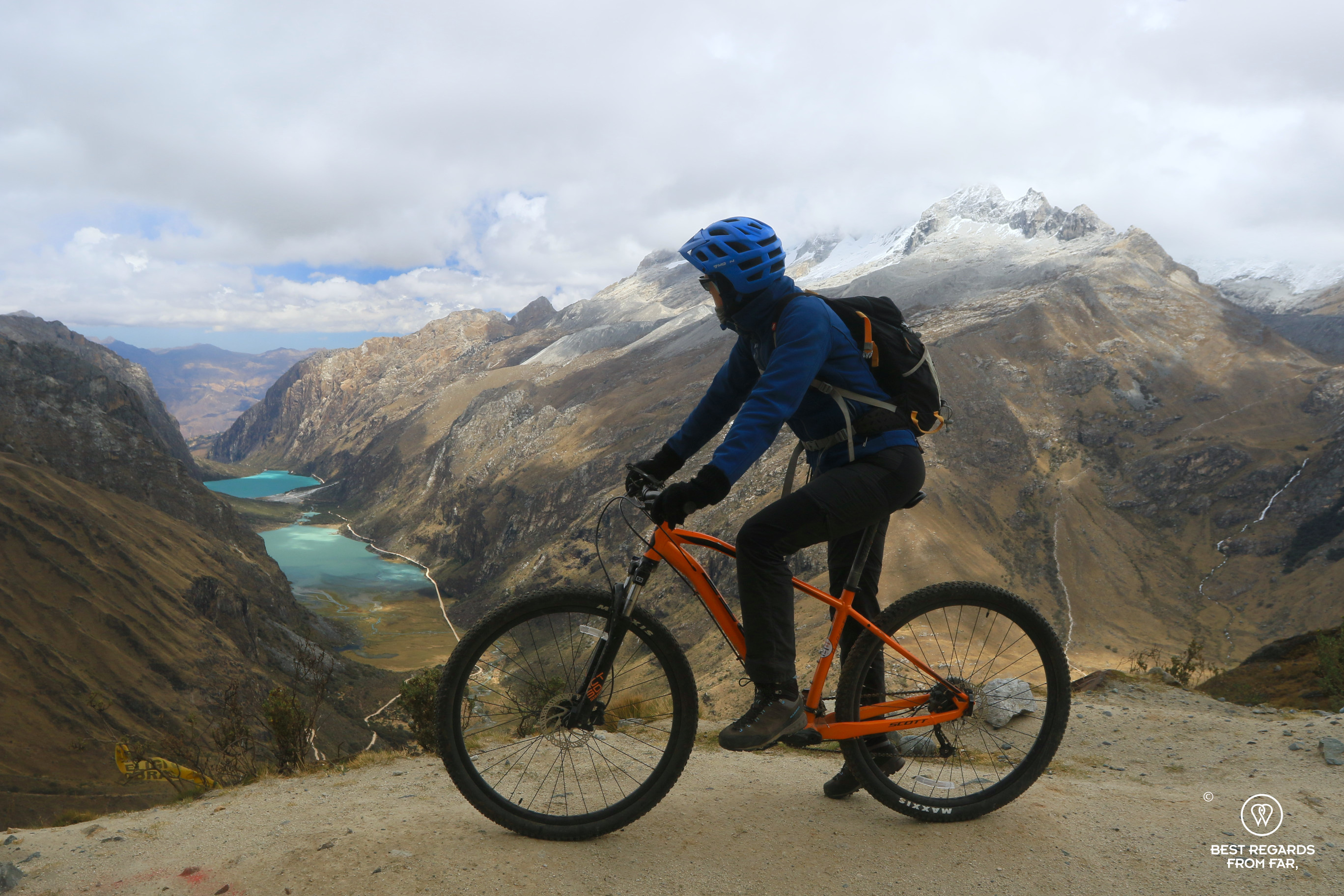 Mountain biking with a view on the Chinan Cocha and Orkon Cocha lakes, Peru