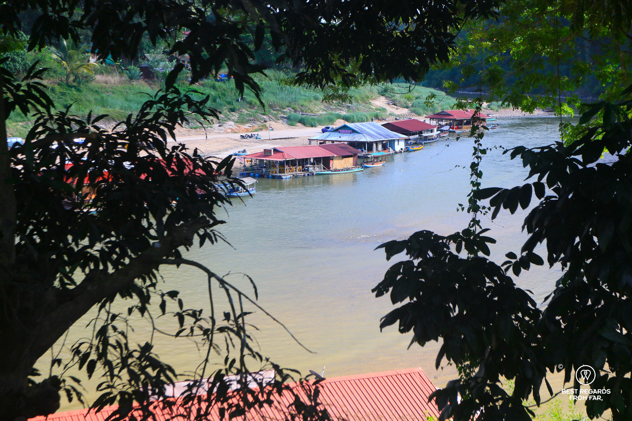 Floating houses on the Tembeling River of the settlement Kualah Tahan.