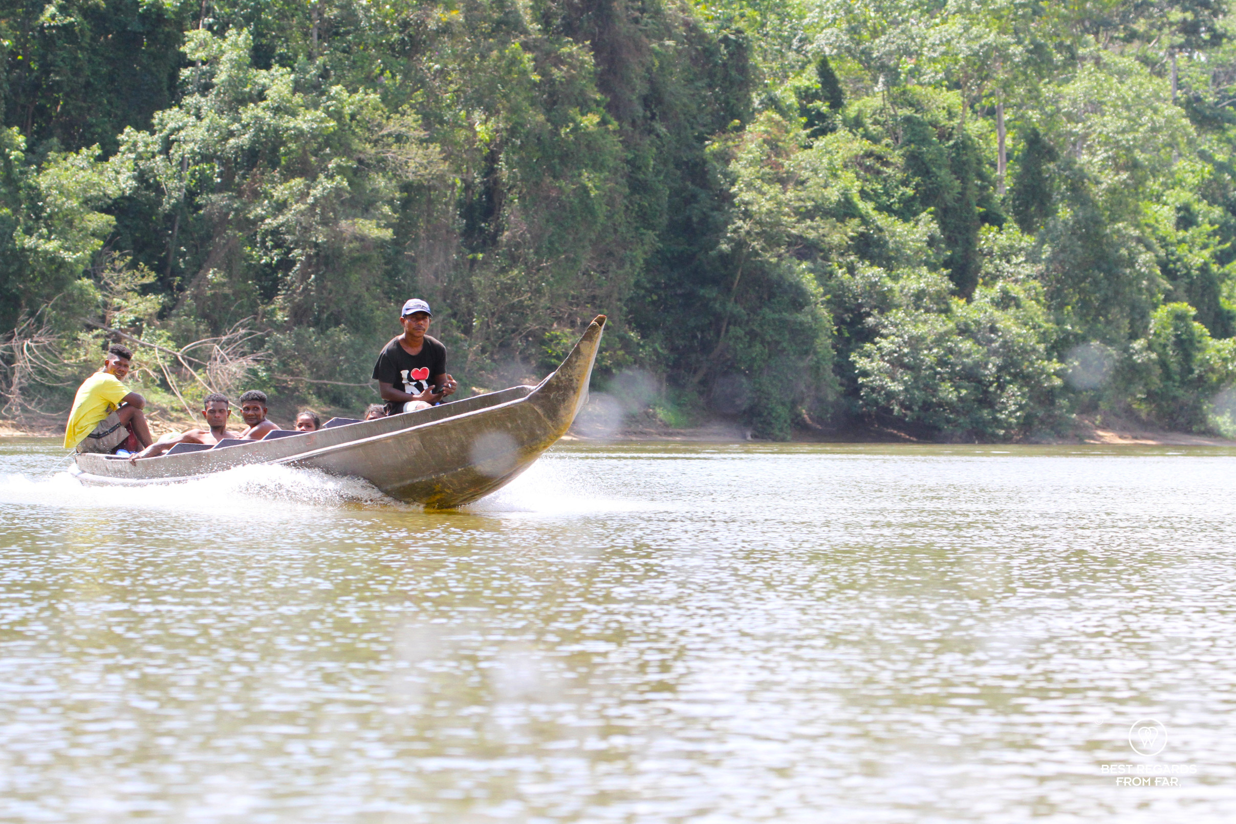 5 men in a long-tail boat on the Tembeling river.
