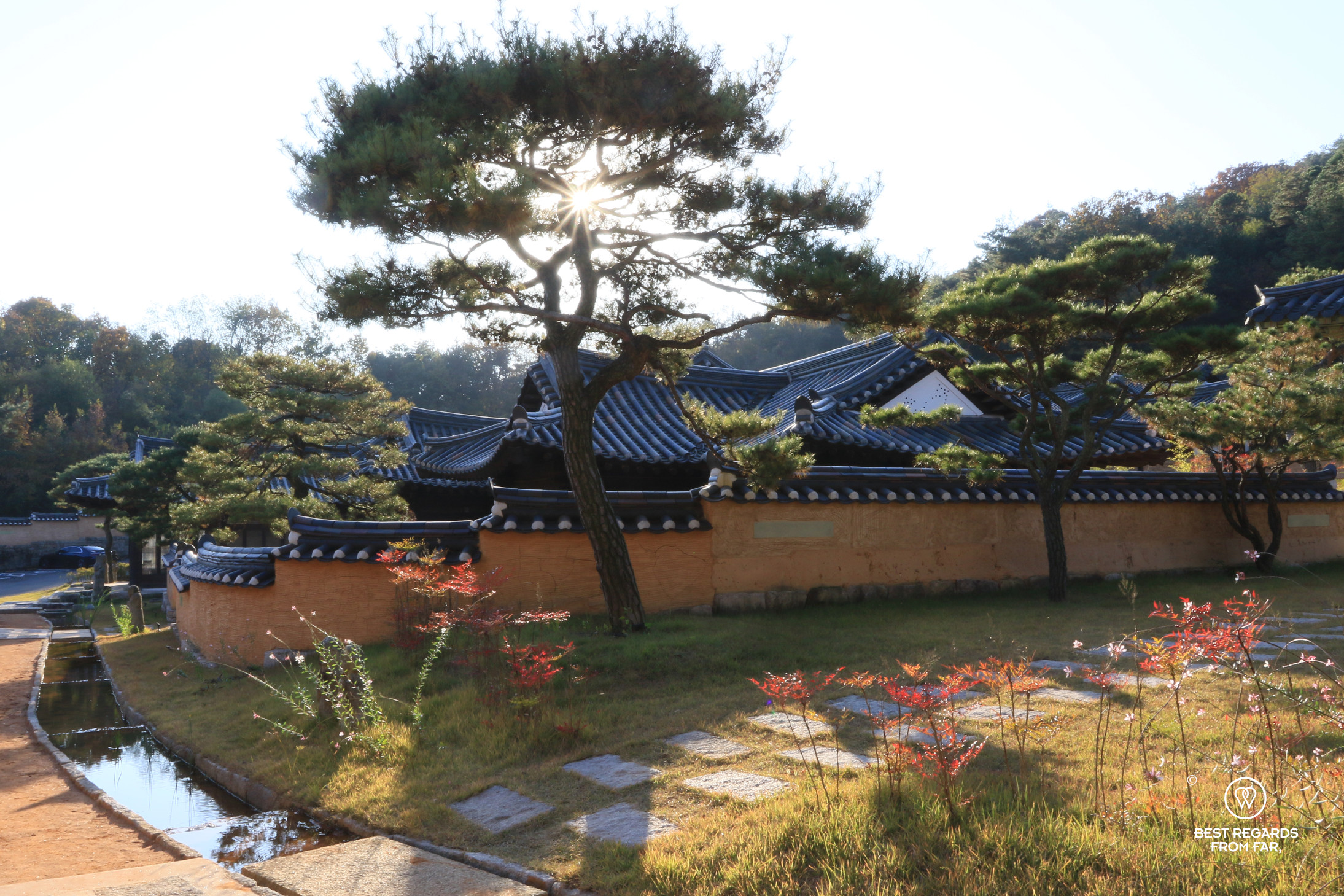 The hotel grounds of the Hahoe Rakkojae hanok hotel.