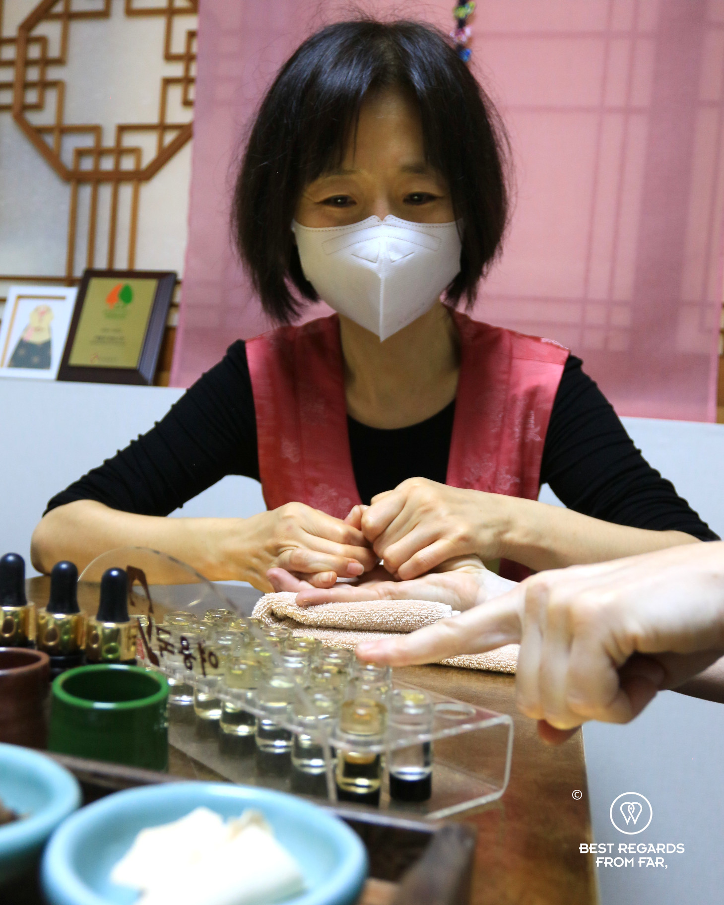 Master Zio Choi assessing body type at Yeo Yong Guk Korean Spa in Seoul.