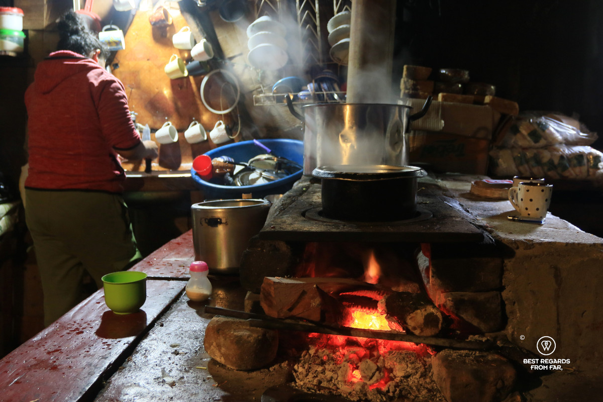 The dark and rustic kitchen of the Finca Buenos Aires with its fire.