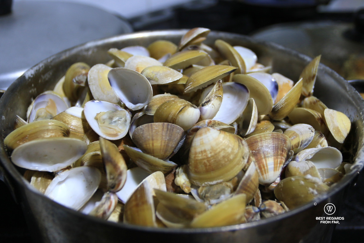 Open clams in a pan.