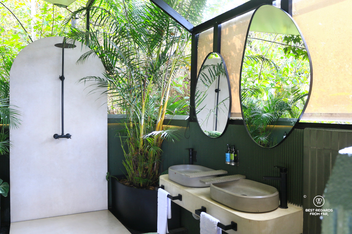 The bathroom of the Presidential Mush-Room at Bosko that is half open on the forest.