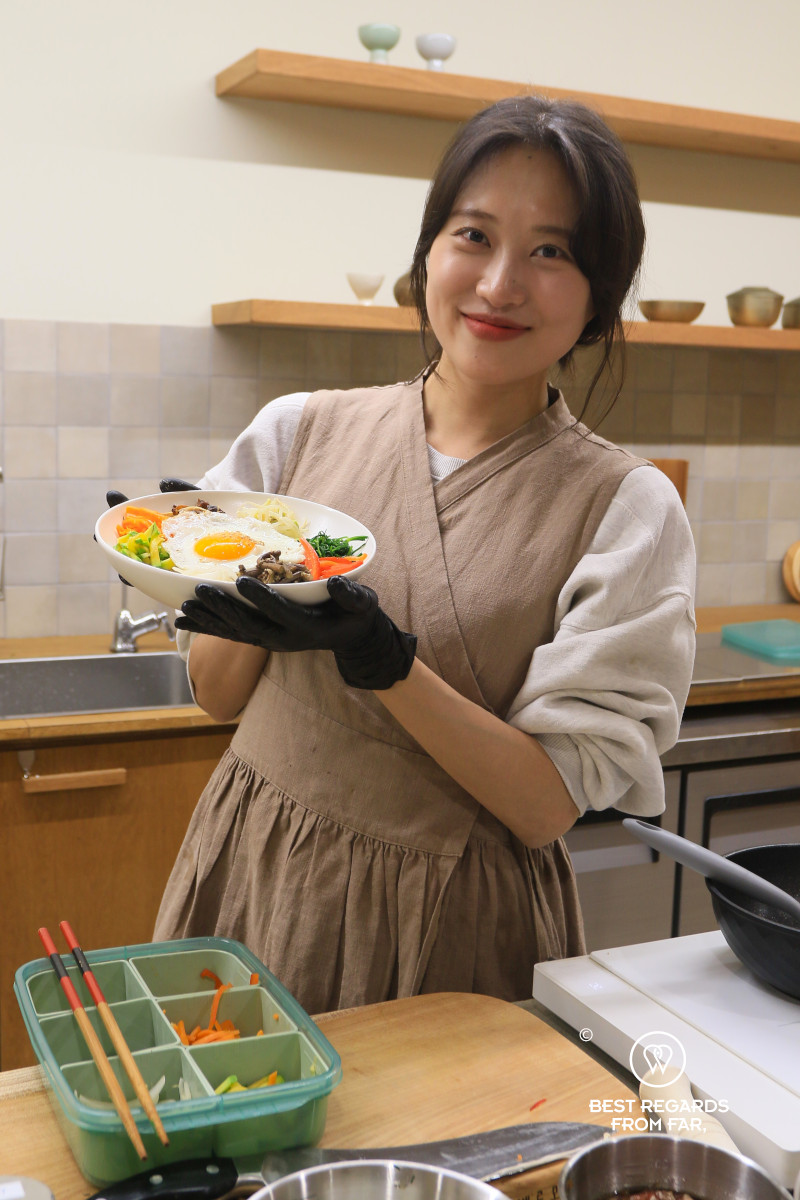 Chef Jiyou presenting a bibimbap during the cooking class.