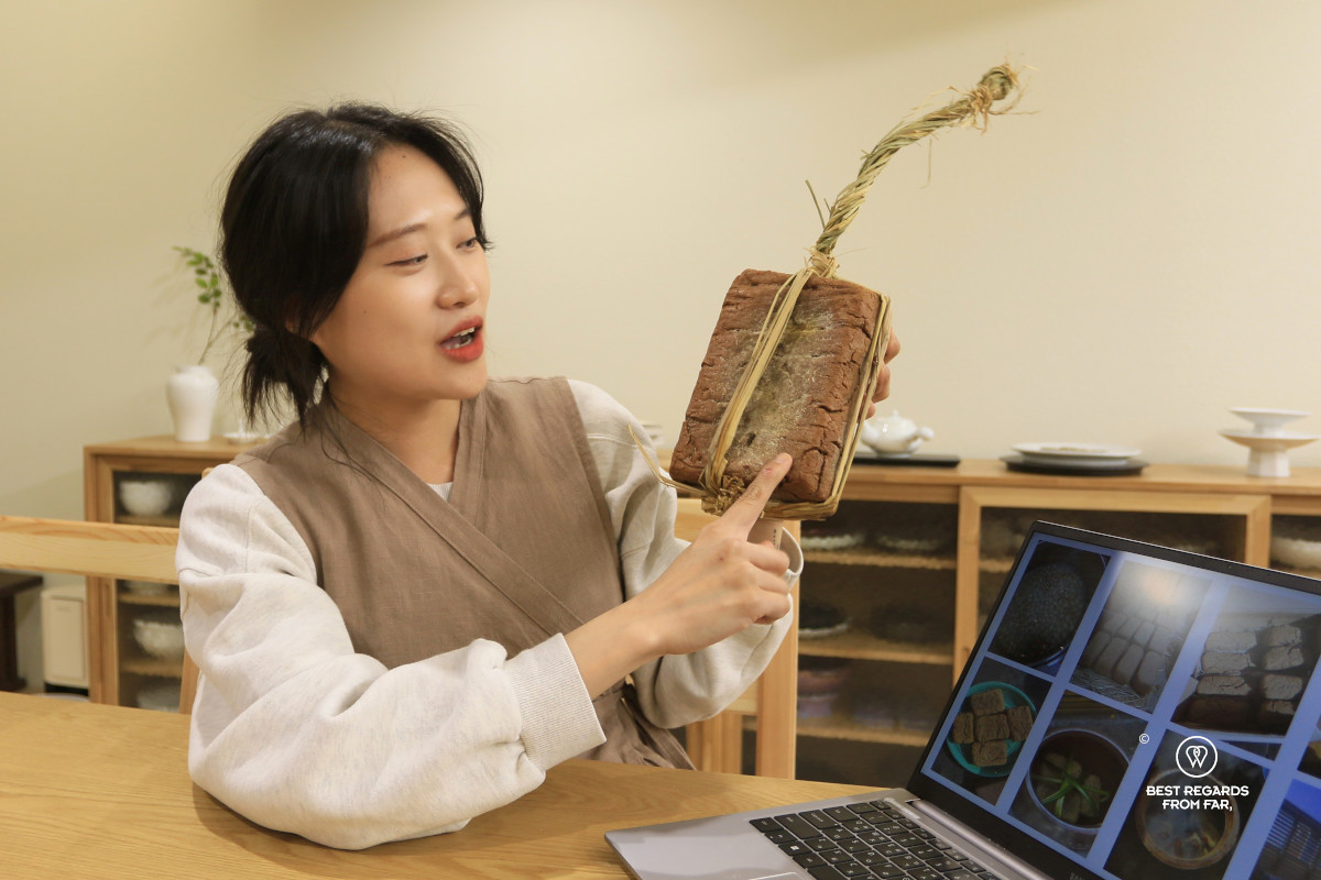 Chef Jiyou presenting traditional Ganjang.