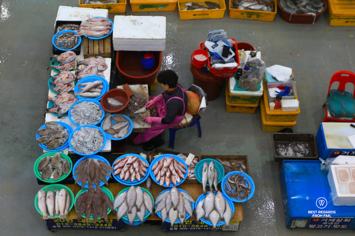 Preparing fish on the Busan Jagalchi market.