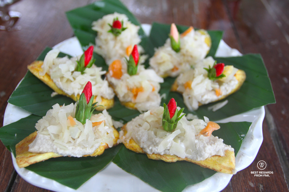 Plantain chips with white cabbage and red flowers.
