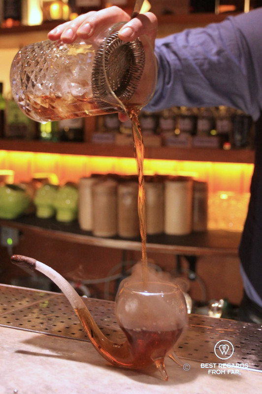 Barman mixing the Solera Presidente cocktail at El Paradiso bar in Barcelona.